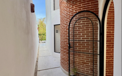 #106 Puerto Morelos - Regatta 3 BD 4 BA Condo - arched entryway at the side of the home