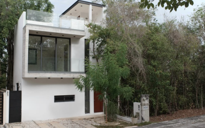 #4 Aldea Ha - 3 BD 4.5 BA Home front yard with mature trees